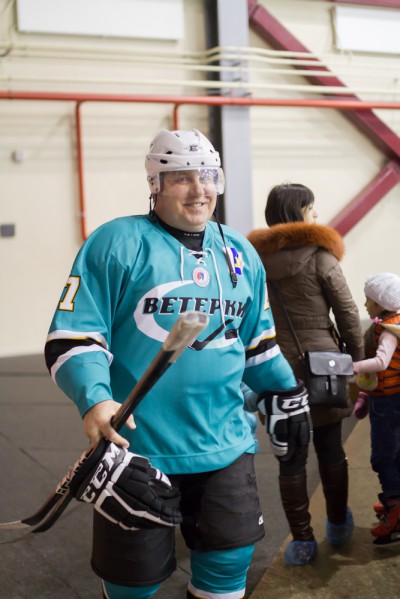 Артур Никитин в форме команды "Ветерки" - клуба, в котором хоккеист играет в СЛХЛ 
